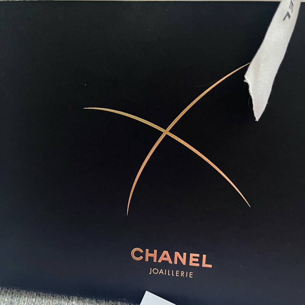 CHANEL Black hardcover coffee table book White soft  book. 10 friendship cards - Picture 5 of 16